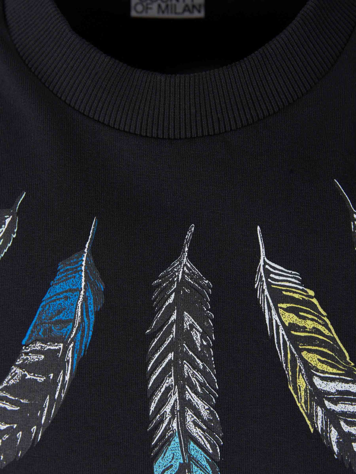 Marcelo Burlon Camiseta Estampado Plumas color Negro sku 553-002841 01 - Foto 3